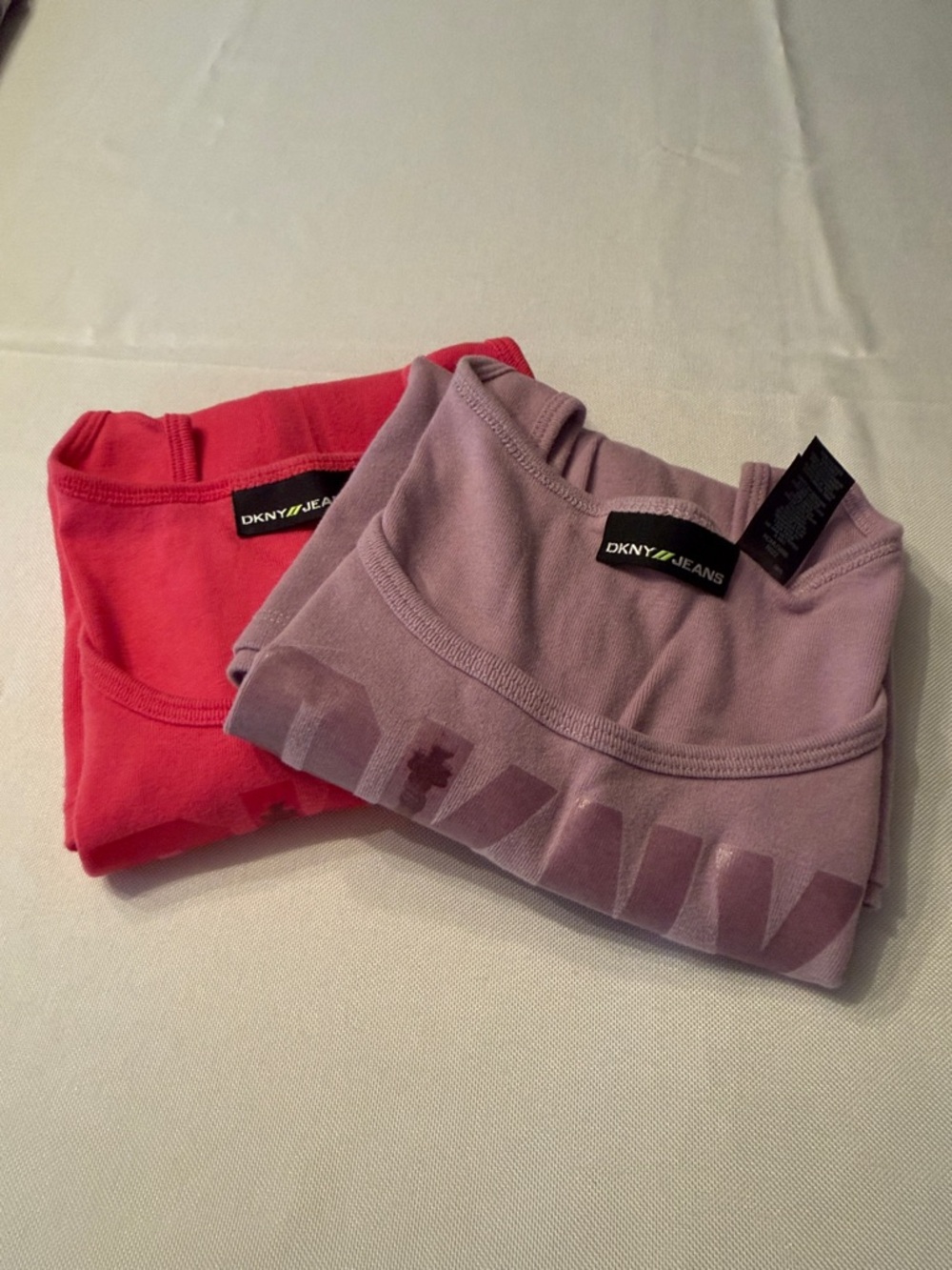 2 DKNY jeans sleeveless New York sleeveless tops size XL
Light purple, pink/red - Picture 10 of 10